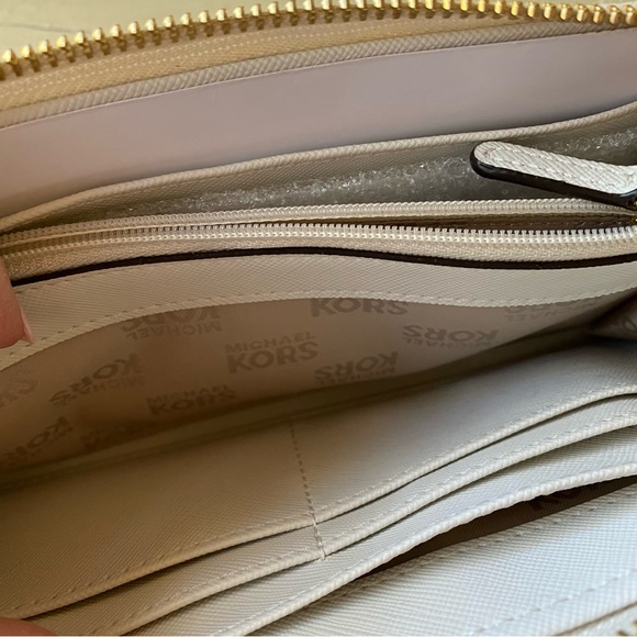 Michael Kors Wallet Jet Set Wallet - Picture 8 of 9